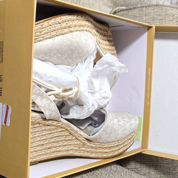 Michael Kors Margie Closed Toe Wedge Natural 11 M - Picture 6 of 6